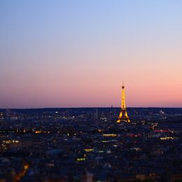 La Nuit tombante sur les toits de Paris